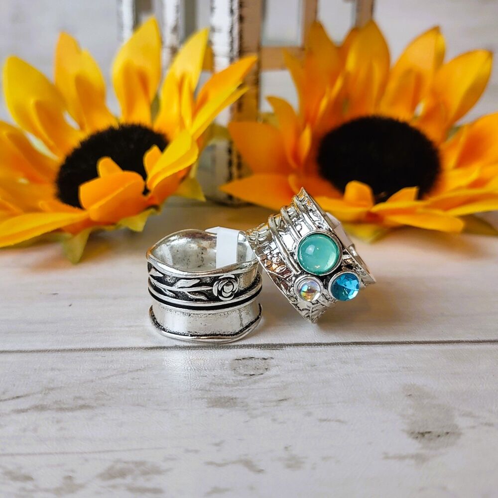 (2) Brand New Band Silver Tone Rings 1 Rose Stem-3 Stones w/Hammered Look Size 7